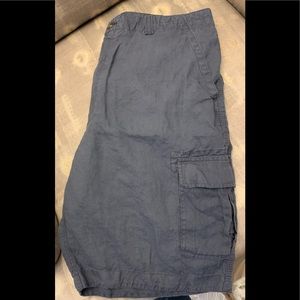 Men’s linen blend cargo shorts.